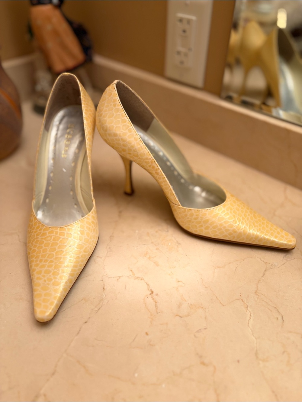 BCBGIRLS Yellow Pointed-Toe Pumps - Never worn Size 6.5